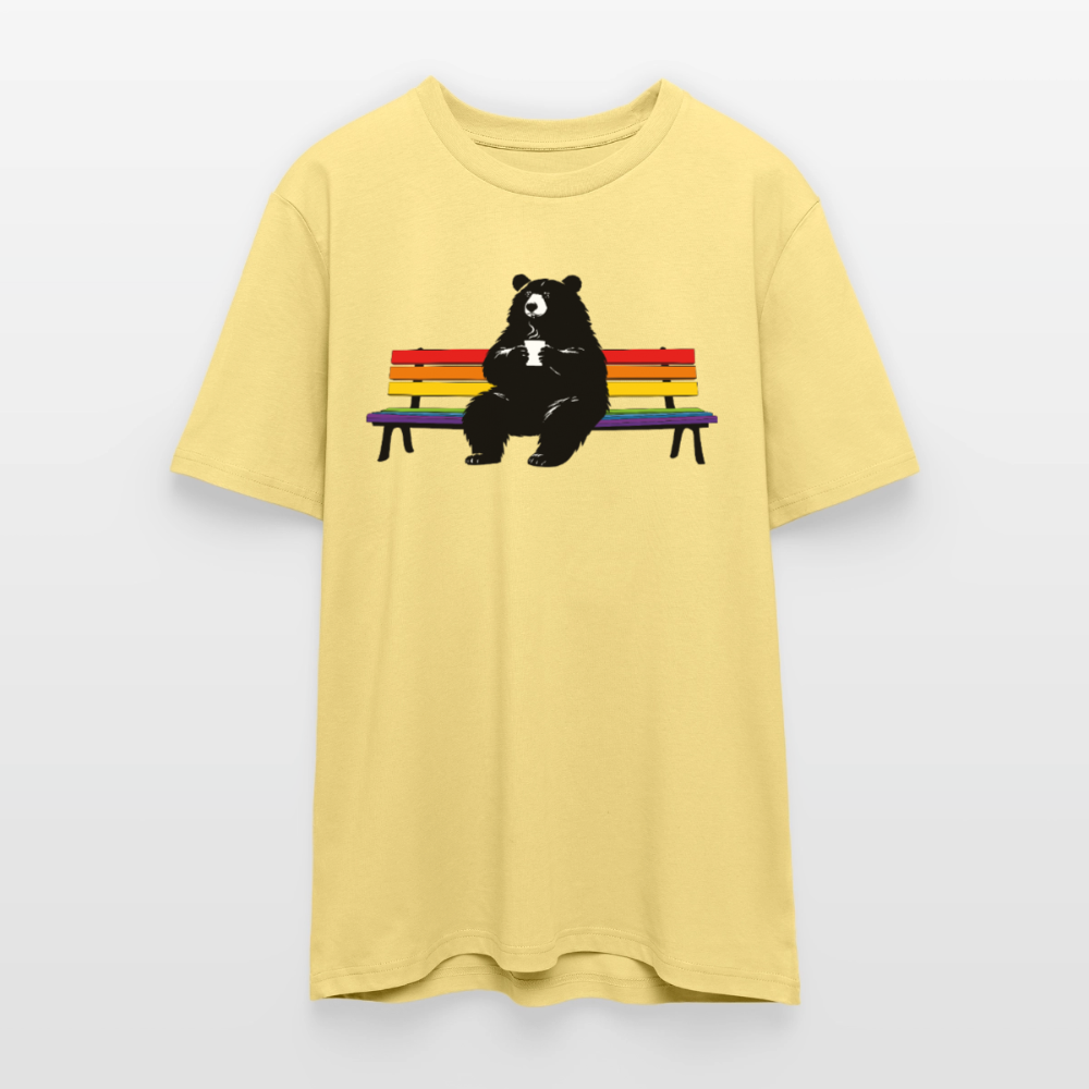 Chubby Bear on Rainbow Bench | Unisex Bio T-Shirt - Gelb Viva 