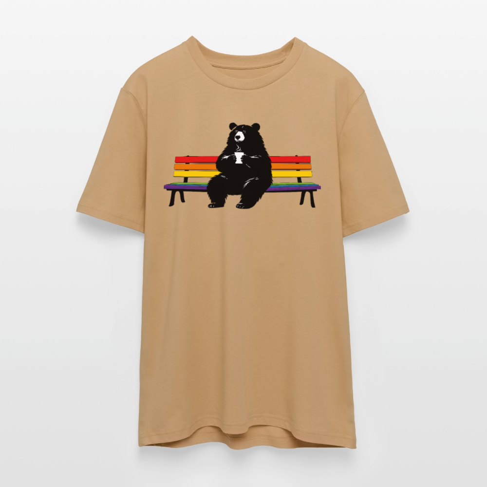 Chubby Bear on Rainbow Bench | Unisex Bio T-Shirt - Karamell 