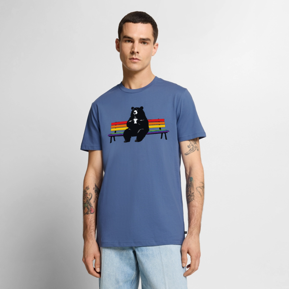 Chubby Bear on Rainbow Bench | Premium T-Shirt - Taubenblau
