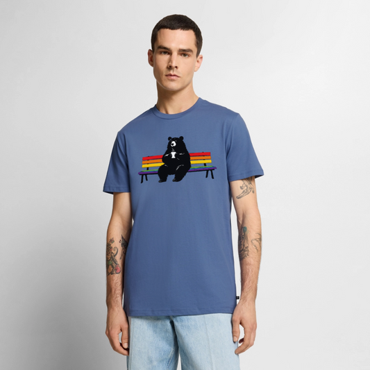 Männer Premium T-Shirt: Chubby Bear on Rainbow Bench - Taubenblau