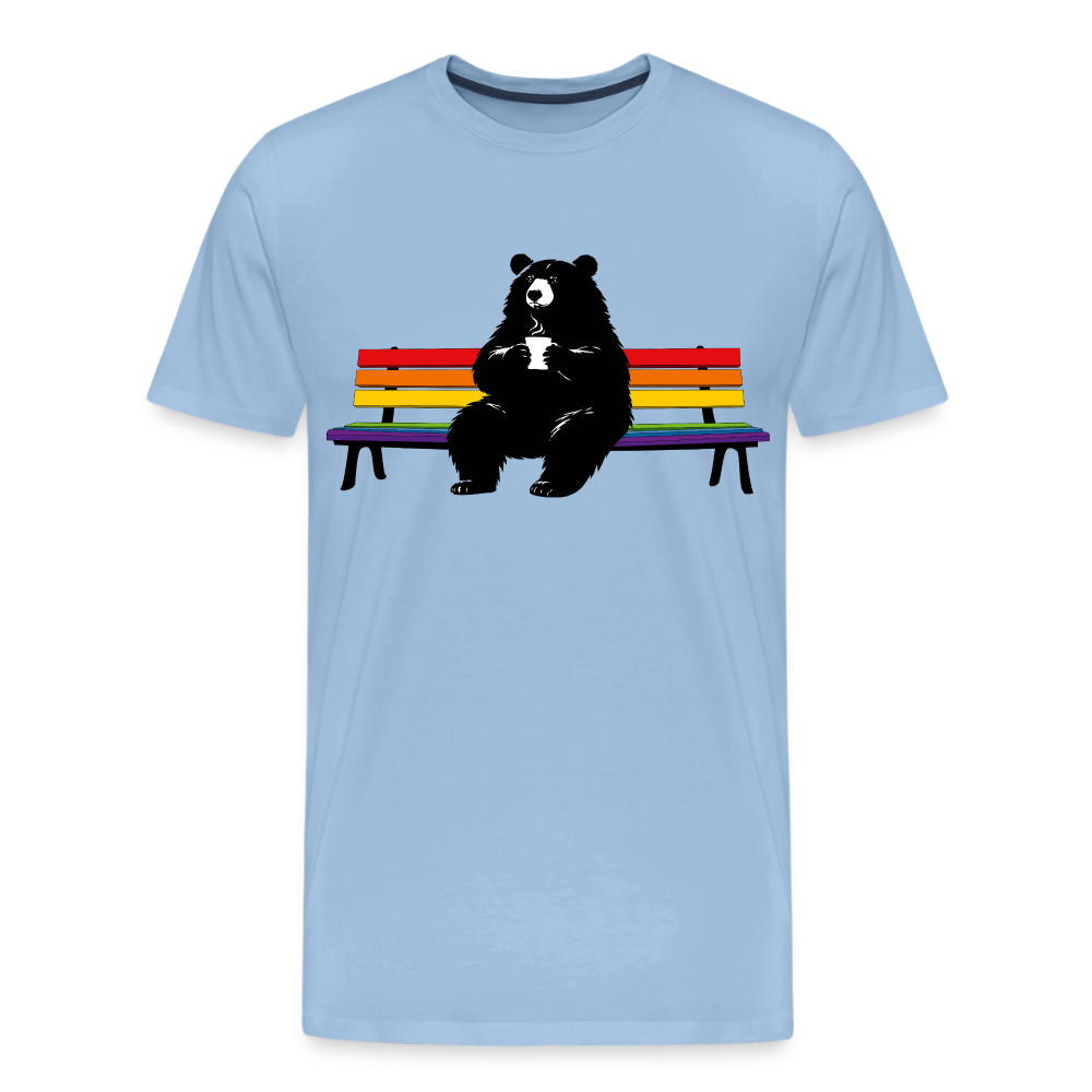 Männer Premium T-Shirt: Chubby Bear on Rainbow Bench - Sky