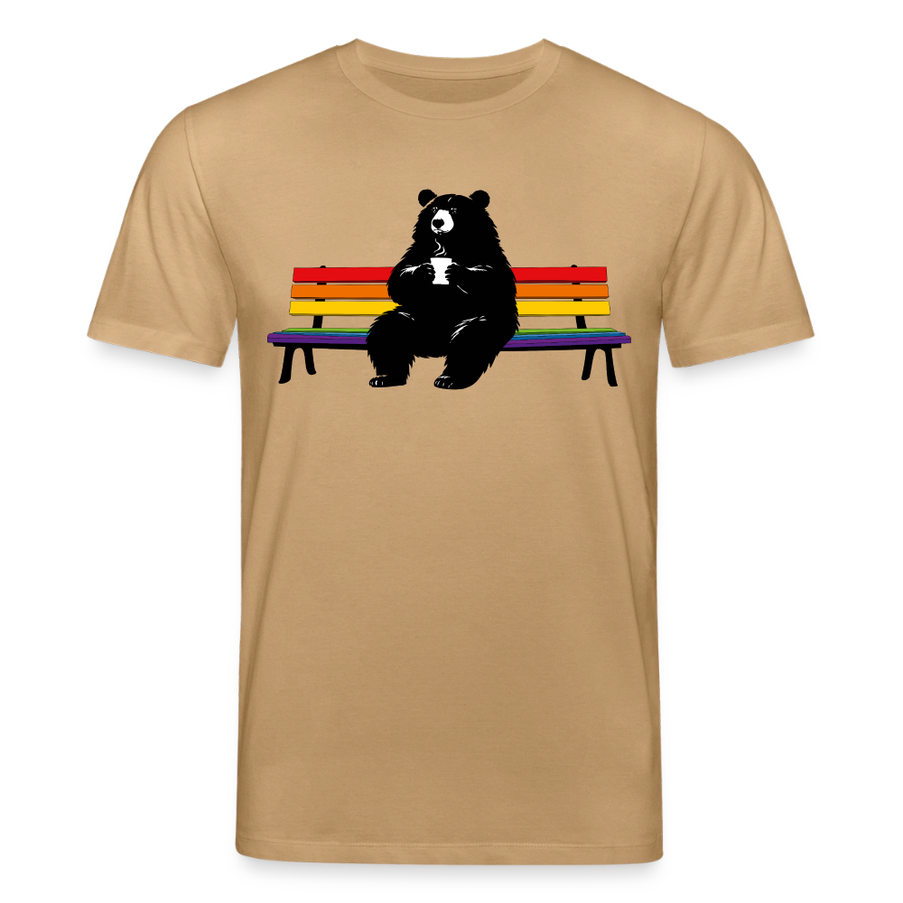 Chubby Bear on Rainbow Bench | Unisex Bio T-Shirt - Karamell 