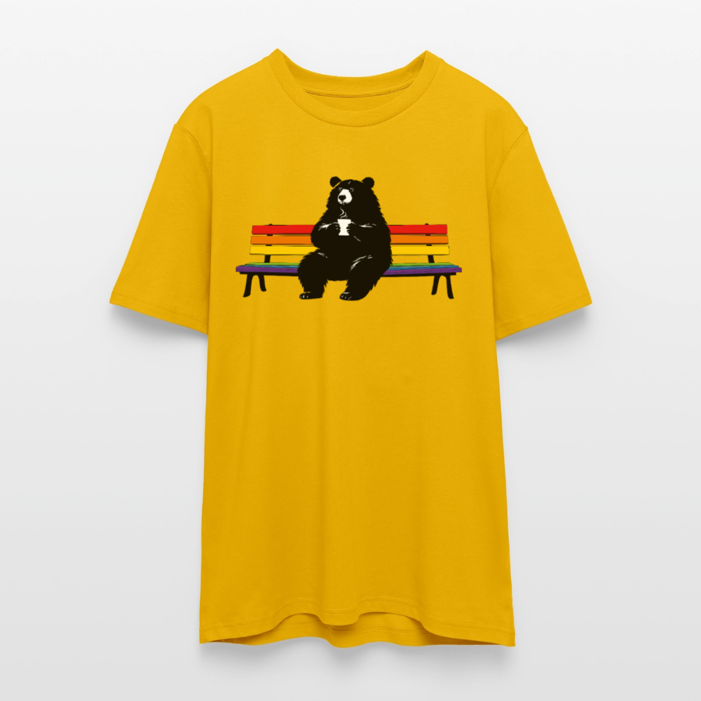 Chubby Bear on Rainbow Bench | Unisex Bio T-Shirt - Spektralgelb