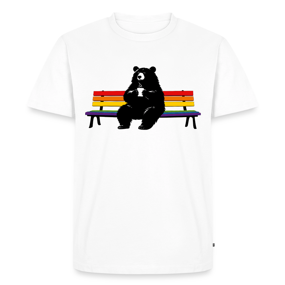 Männer Premium T-Shirt: Chubby Bear on Rainbow Bench - Weiß