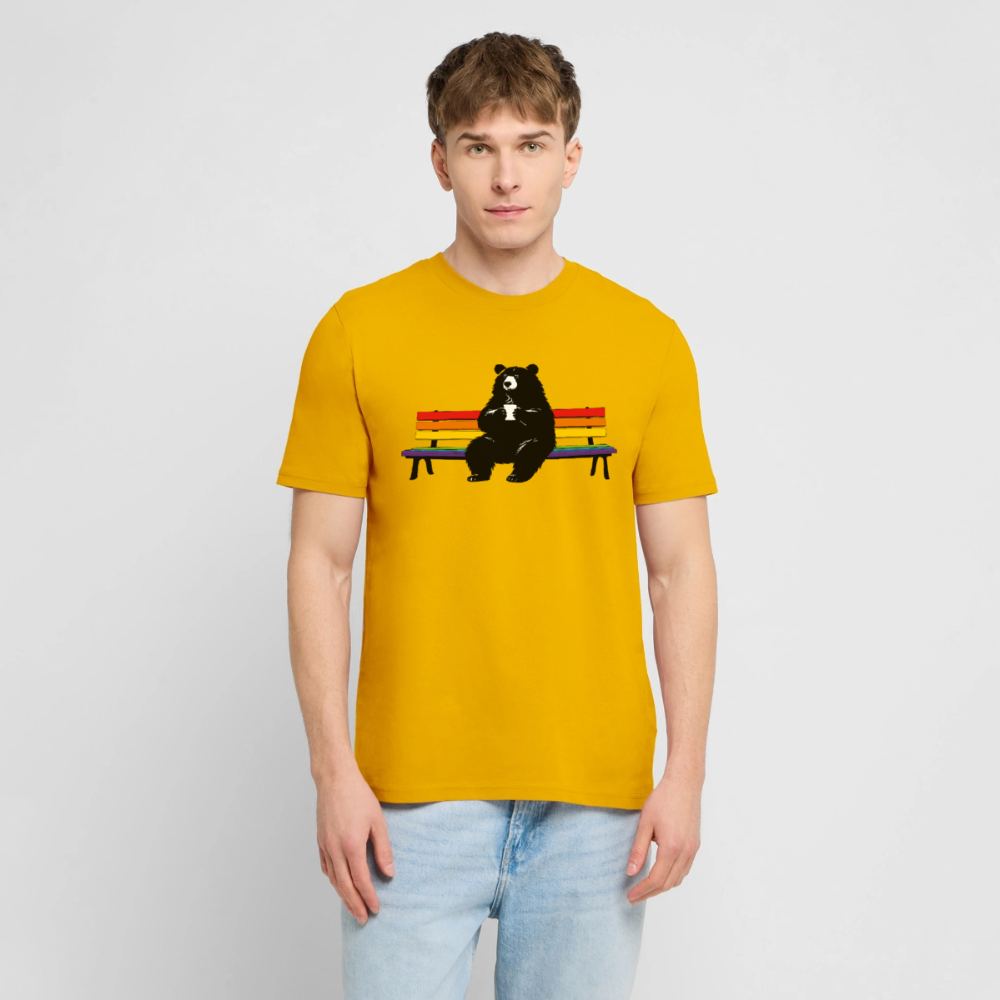 Chubby Bear on Rainbow Bench | Unisex Bio T-Shirt - Spektralgelb