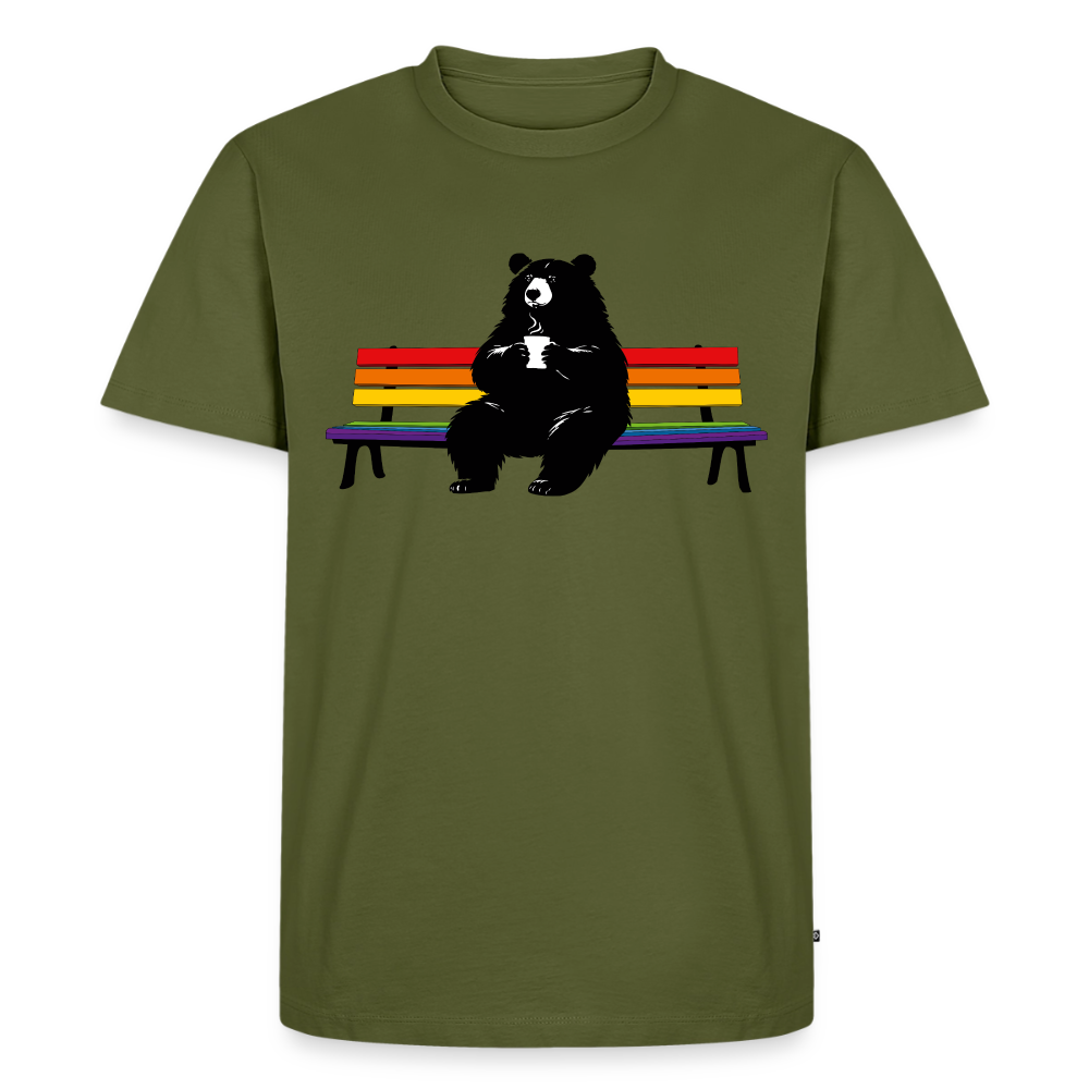 Männer Premium T-Shirt: Chubby Bear on Rainbow Bench - Khaki