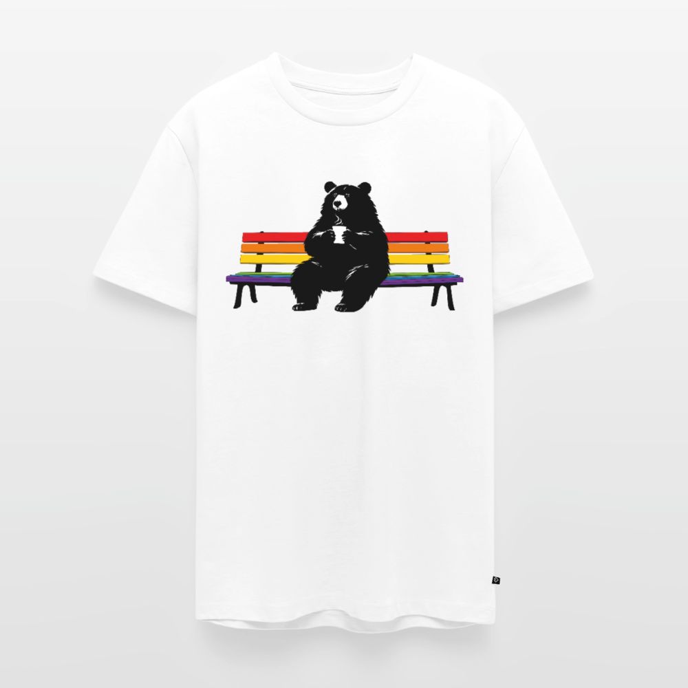 Männer Premium T-Shirt: Chubby Bear on Rainbow Bench - Weiß