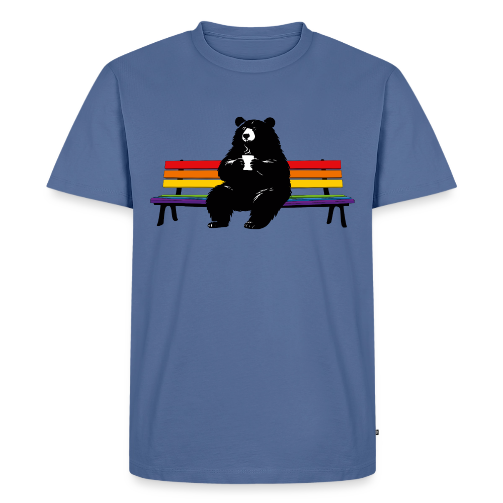 Männer Premium T-Shirt: Chubby Bear on Rainbow Bench - Taubenblau