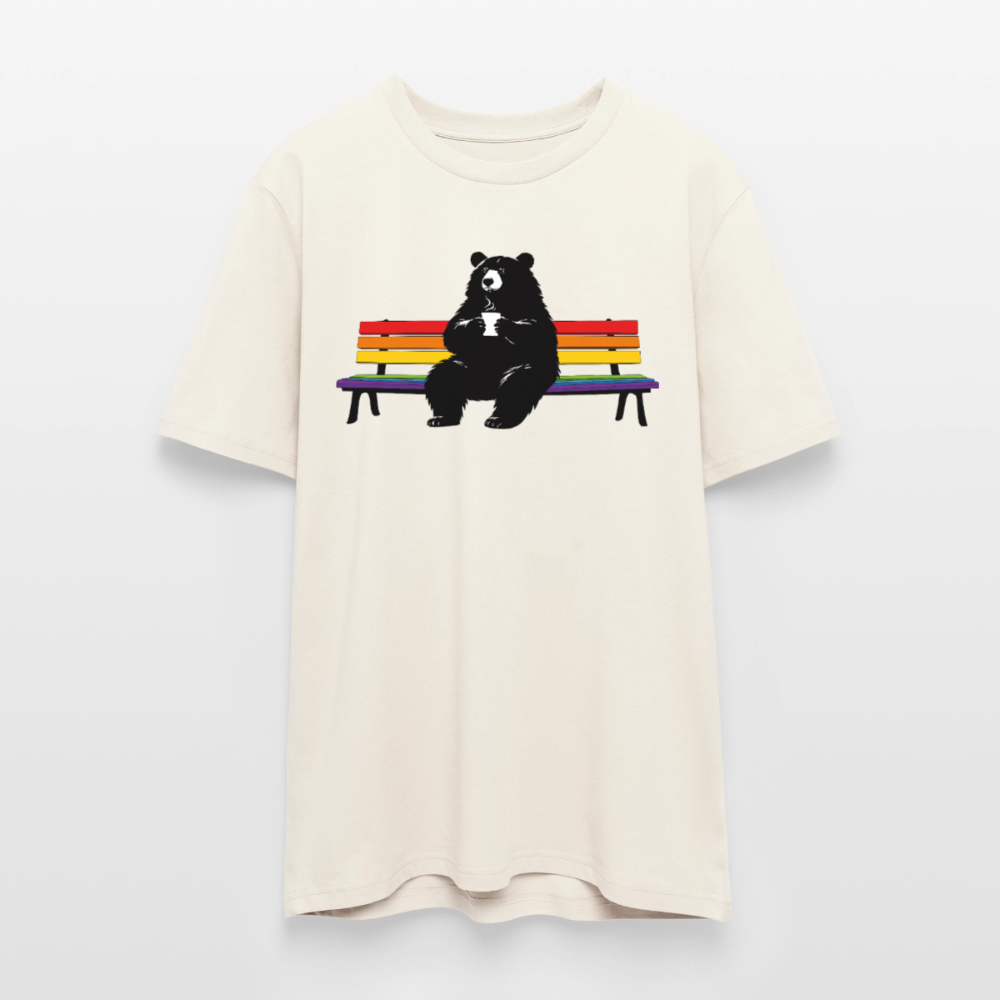 Chubby Bear on Rainbow Bench | Unisex Bio T-Shirt - Naturweiß 