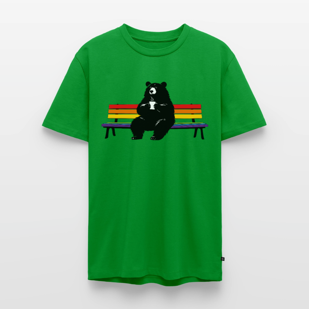 Männer Premium T-Shirt: Chubby Bear on Rainbow Bench - Grün