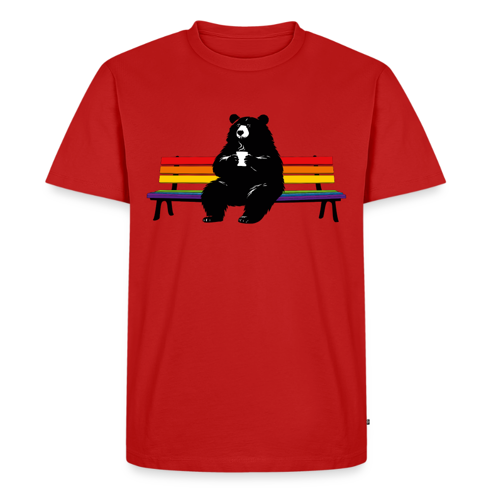 Männer Premium T-Shirt: Chubby Bear on Rainbow Bench - Rot