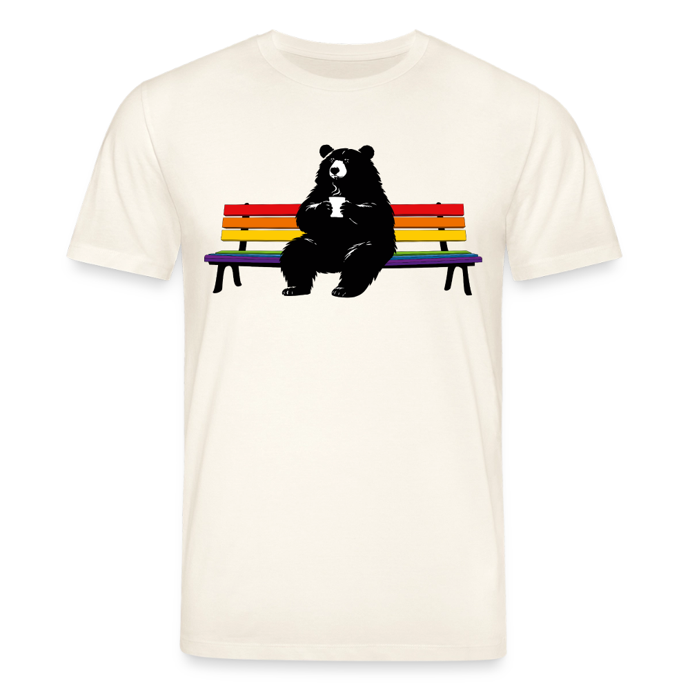 Chubby Bear on Rainbow Bench | Unisex Bio T-Shirt - Naturweiß 