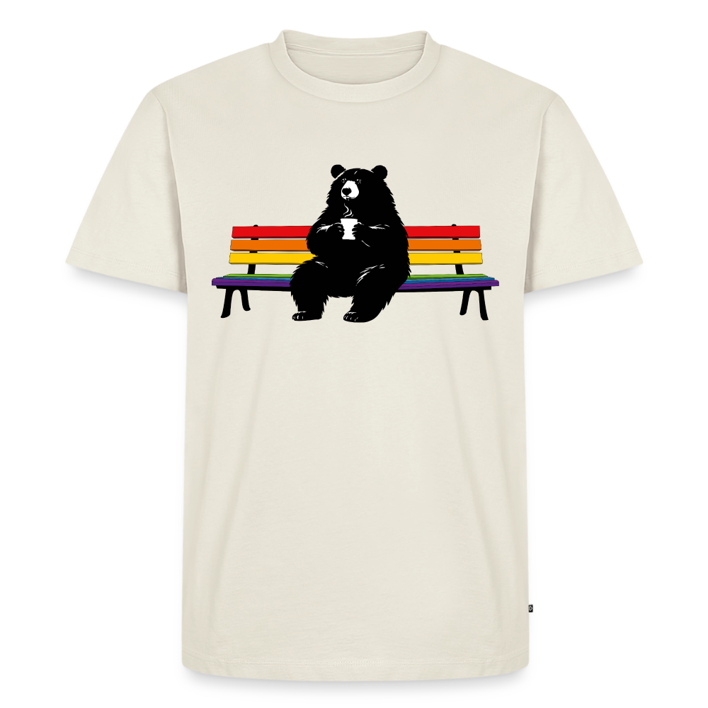 Männer Premium T-Shirt: Chubby Bear on Rainbow Bench - Naturweiß