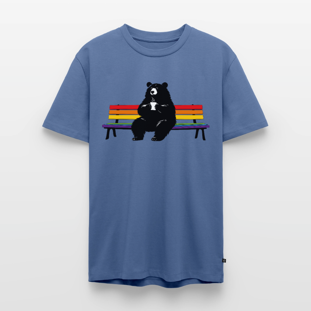 Männer Premium T-Shirt: Chubby Bear on Rainbow Bench - Taubenblau