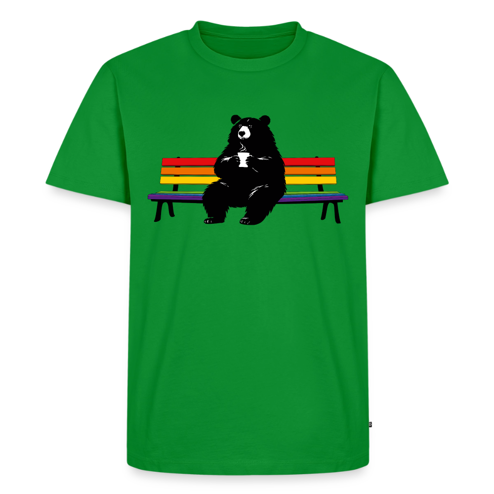 Männer Premium T-Shirt: Chubby Bear on Rainbow Bench - Grün