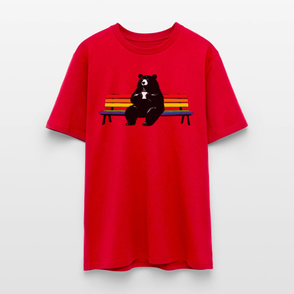 Chubby Bear on Rainbow Bench | Unisex Bio T-Shirt - Rot